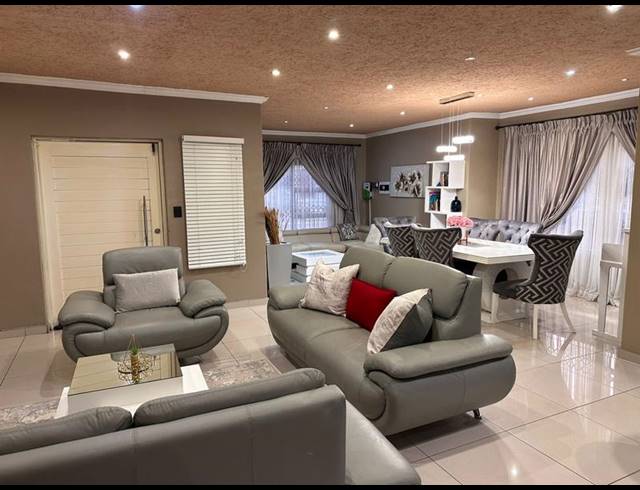 3 BEDROOM HOUSE FOR SALE IN THE ORCHARDS